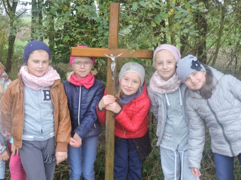 Zuchy sprzątanie grobów